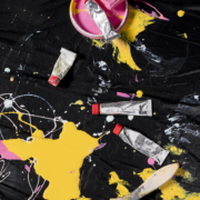 vue-de-dessus-des-pinceaux-avec-de-la-peinture-coloree